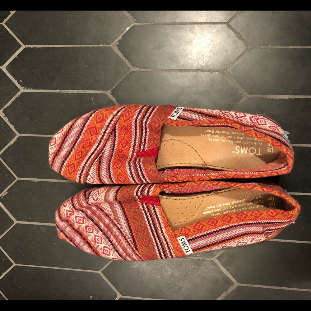 Toms - Picture 1 of 2